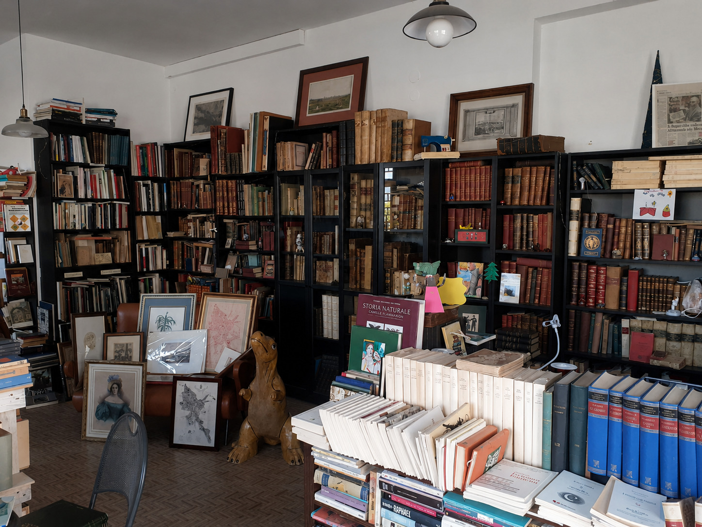 Interno della Libreria Antiquaria Nuova Atlantide a Perugia